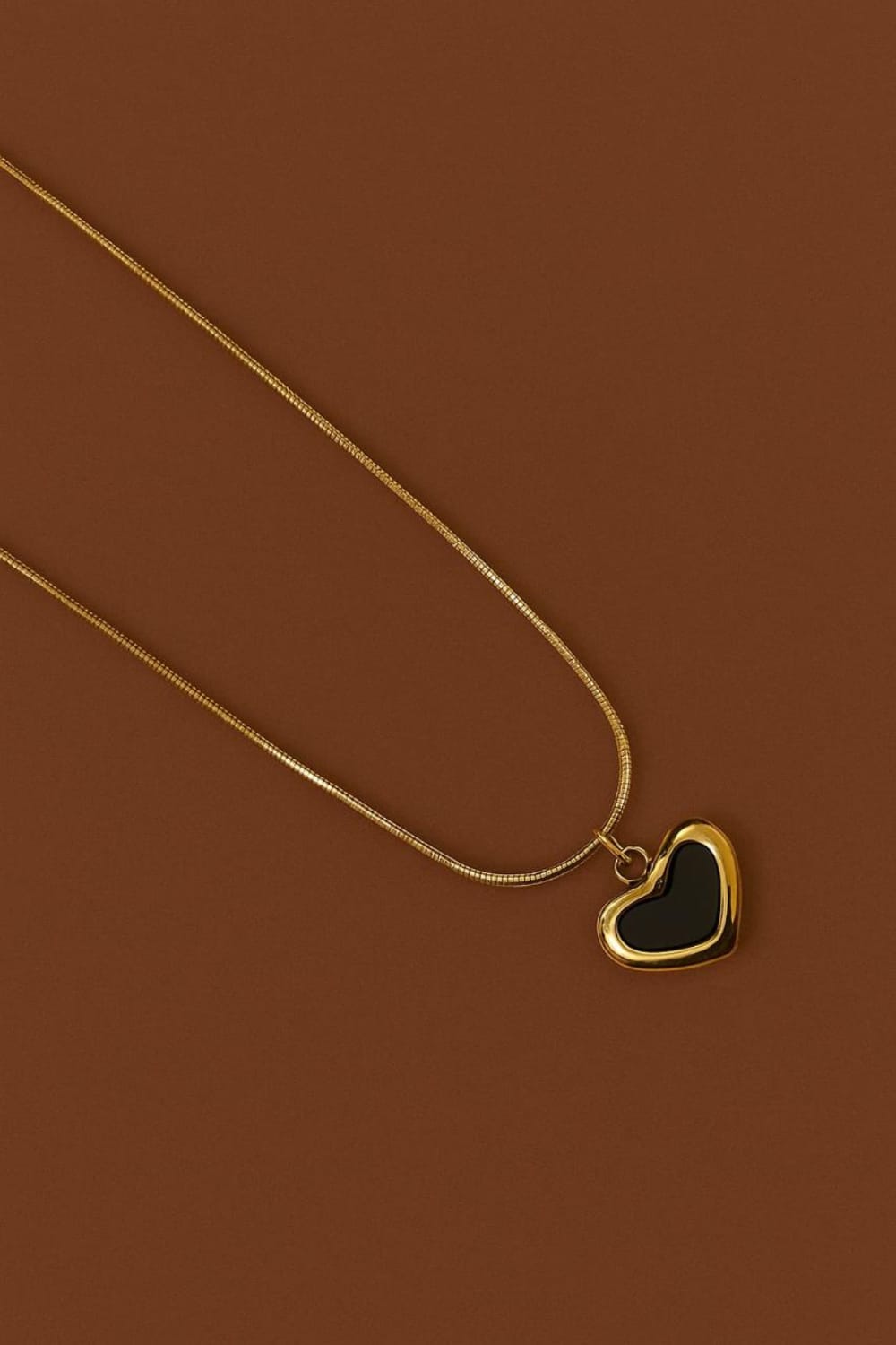 Modern Black Heart Pendant Necklace – Elegant Gold Minimal Chain