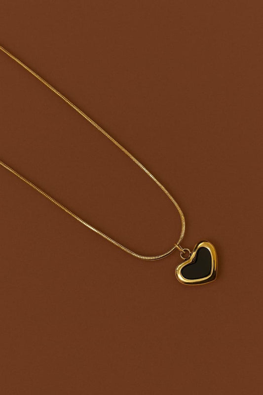 Modern Black Heart Pendant Necklace – Elegant Gold Minimal Chain